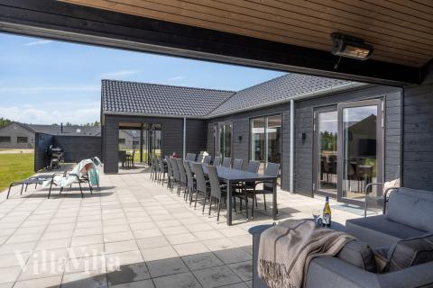 Große Terrasse am Luxusferienhaus Nr. 608 in Westjütland.