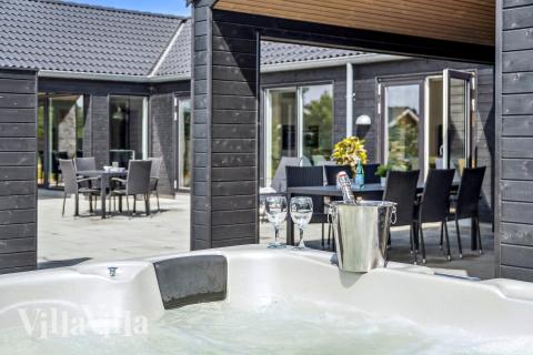 Genießen Sie den warmen Whirlpool im Luxusferienhaus Nr. 605 in Westjütland