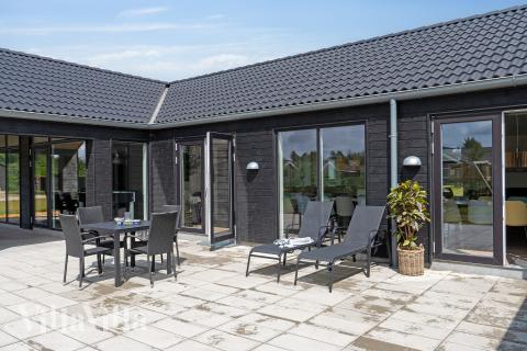 Das Luxusferienhaus Nr. 605 hat eine tolle Terrasse, die mit hochwertigen Gartenmöbeln für 24 Personen ausgestattet ist.