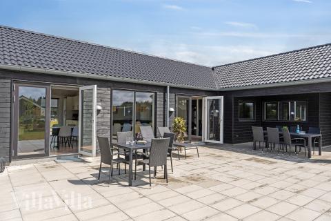 Auf der Terrasse des Ferienhauses Nr. 605 ist Platz für 24 Personen.