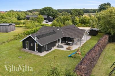 Dieses schöne Poolhaus Nr. 268 mit Platz für 14 Personen liegt in Ostjütland