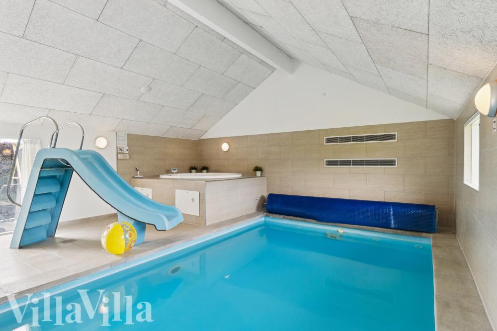 Das Ferienhaus 268 hat einen schicken Poolbereich mit Wasserrutsche, einem geräumigen, eingelassenen Whirlpool und einer Sauna.
