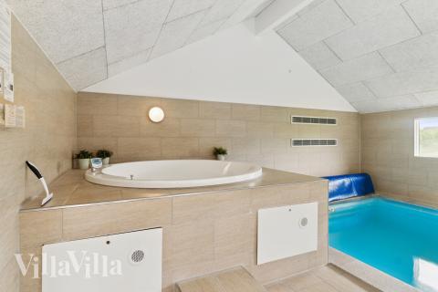 Genießen Sie den warmen Whirlpool im Luxusferienhaus Nr. 268 in Ostjütland