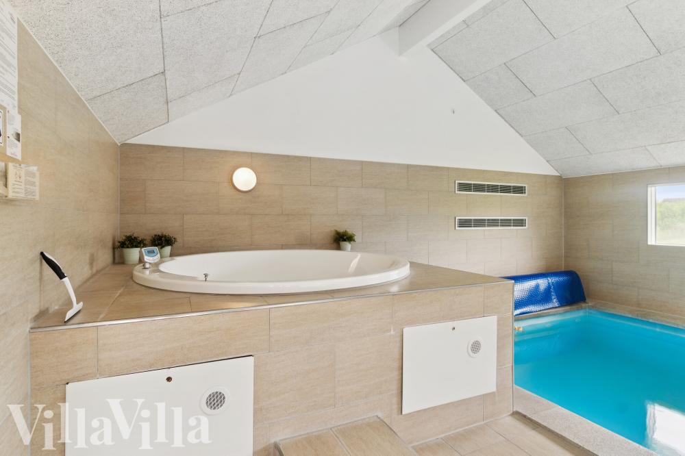 Genießen Sie den warmen Whirlpool im Luxusferienhaus Nr. 268 in Ostjütland
