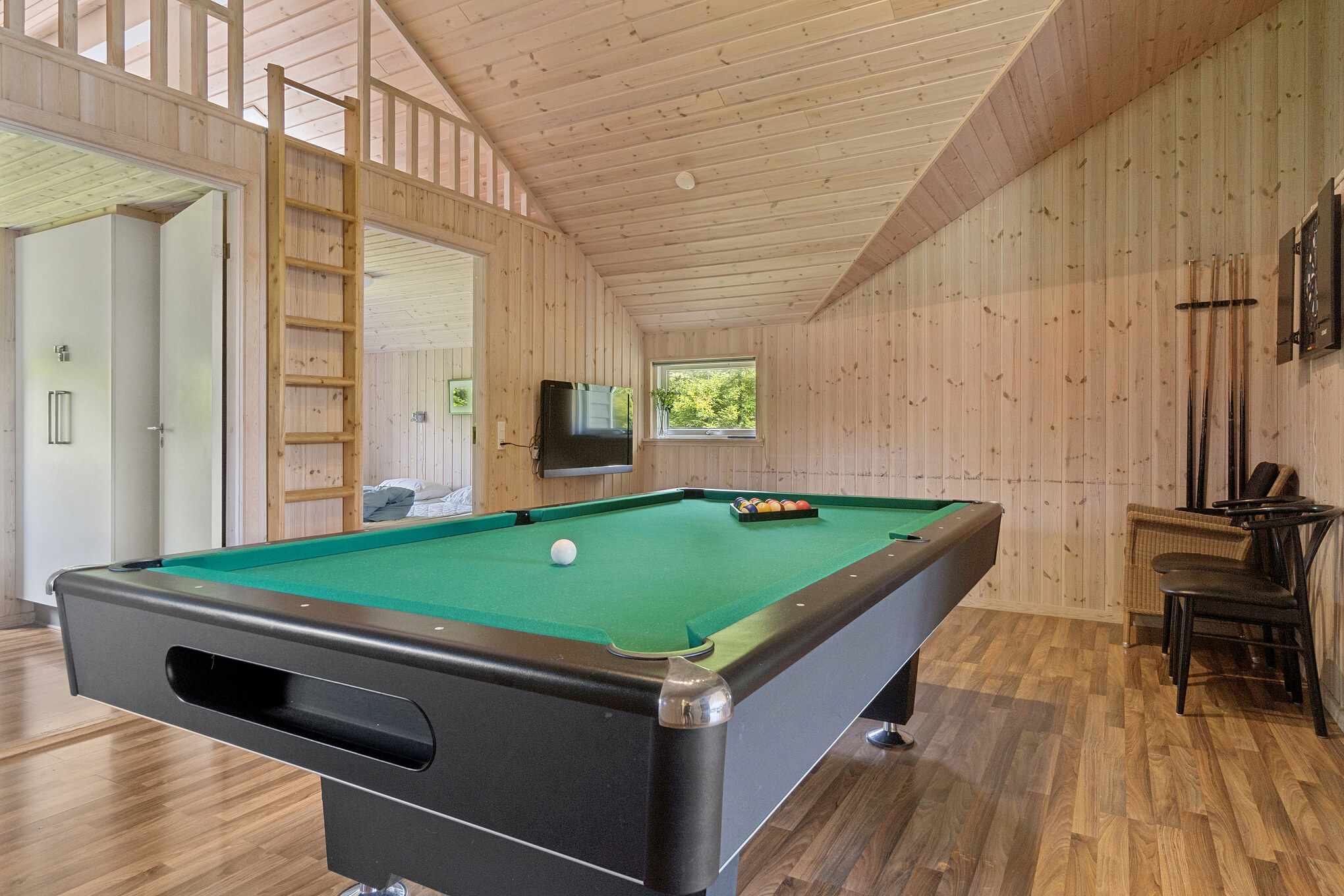 Neben den vielen schönen Stunden, die man im Poolbereich des Hauses verbringen kann, bietet das Luxusferienhaus 268 auch Spielevergnügen bei Billard/Tischtennis und Darts