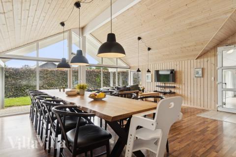 Der große, lichtdurchflutete Aufenthaltsraum im Luxusferienhaus Nr. 268 für 14.