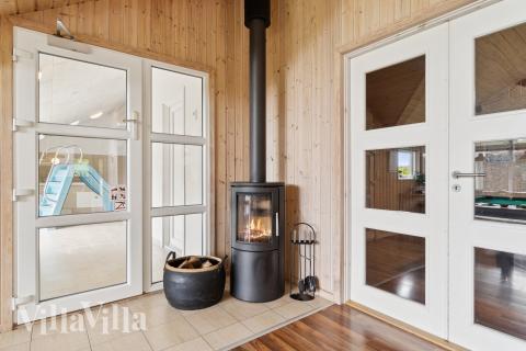 Die Couch im Luxusferienhaus Nr. 268 in Ostjütland lädt zu Gesellschaftsspielen oder zu Kinoabenden ein.