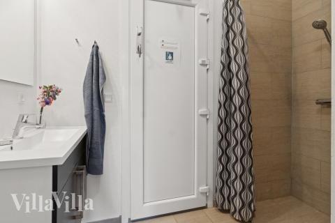 Eines der Badezimmer im Luxusferienhaus Nr. 268