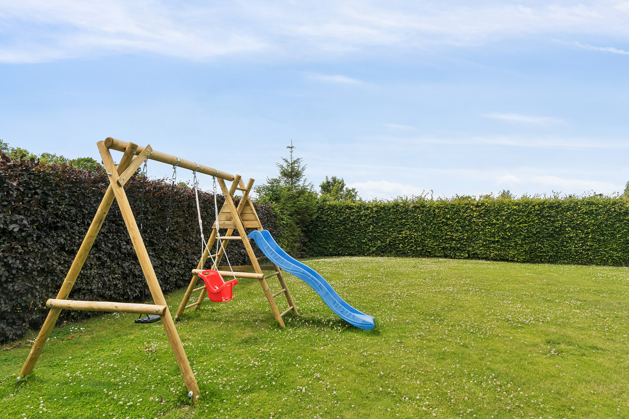 Zu dem attraktiven Ferienhaus Nr. 268 in Ostjütland gehört auch ein tolles Angebot im Außenbereich, z. B. Spieleturm und Schaukeln