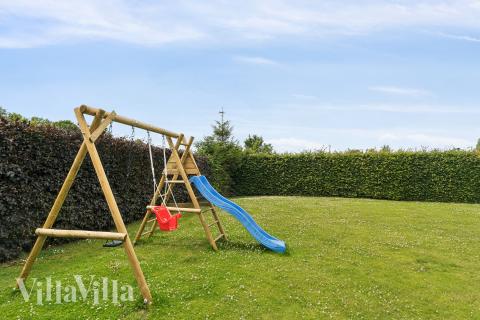 Zu dem attraktiven Ferienhaus Nr. 268 in Ostjütland gehört auch ein tolles Angebot im Außenbereich, z. B. Spieleturm und Schaukeln