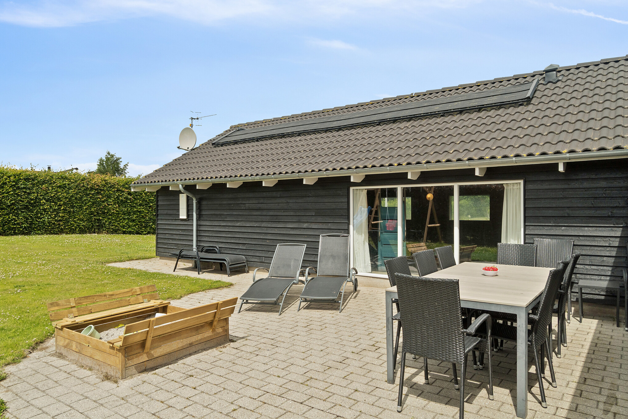 Genießen Sie einen Grillabend auf der Terrasse des Luxusferienhauses Nr. 268 in Ostjütland