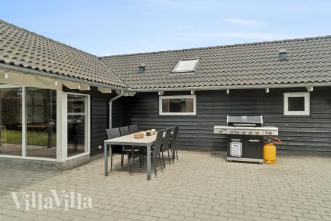 Auf der Terrasse des Ferienhauses Nr. 268 ist Platz für 14 Personen.