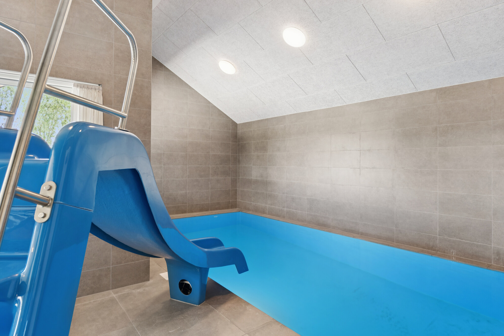 Das Ferienhaus 667 hat einen schicken Poolbereich mit Wasserrutsche, einem geräumigen, eingelassenen Whirlpool und einer Sauna.