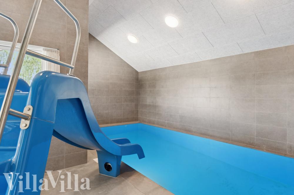 Das Ferienhaus 667 hat einen schicken Poolbereich mit Wasserrutsche, einem geräumigen, eingelassenen Whirlpool und einer Sauna.