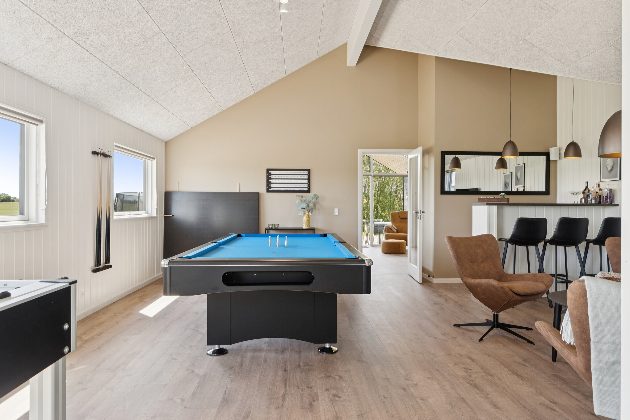 Neben den vielen schönen Stunden, die man im Poolbereich des Hauses verbringen kann, bietet das Luxusferienhaus 667 auch Spielevergnügen bei Billard/Tischtennis und Darts