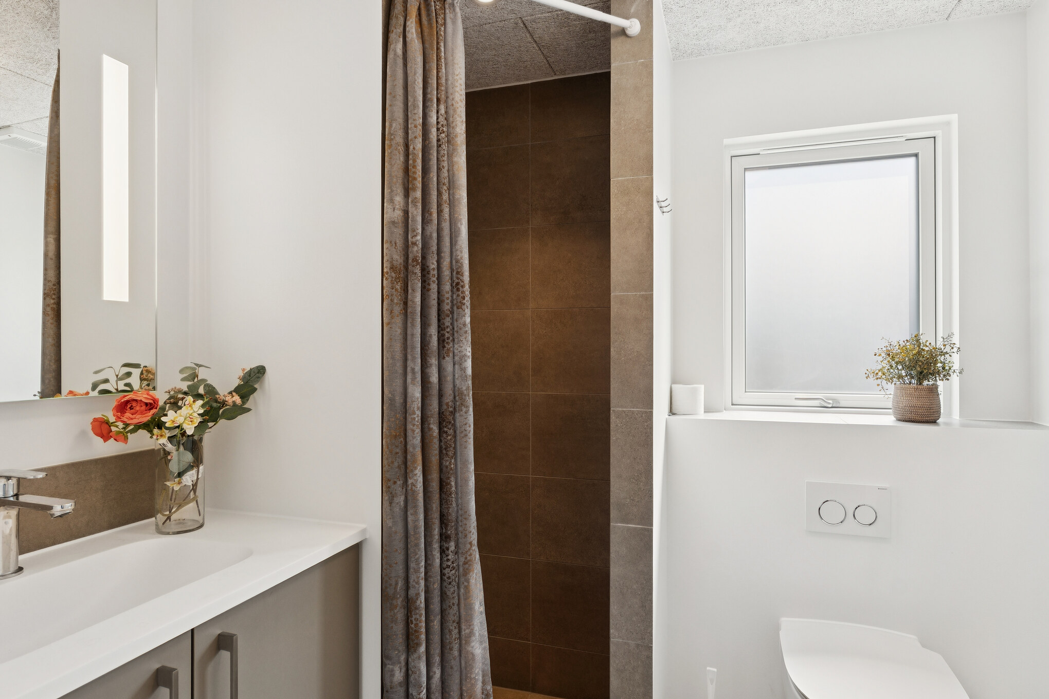 Eines der Badezimmer im Luxusferienhaus Nr. 667