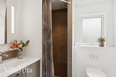 Eines der Badezimmer im Luxusferienhaus Nr. 667