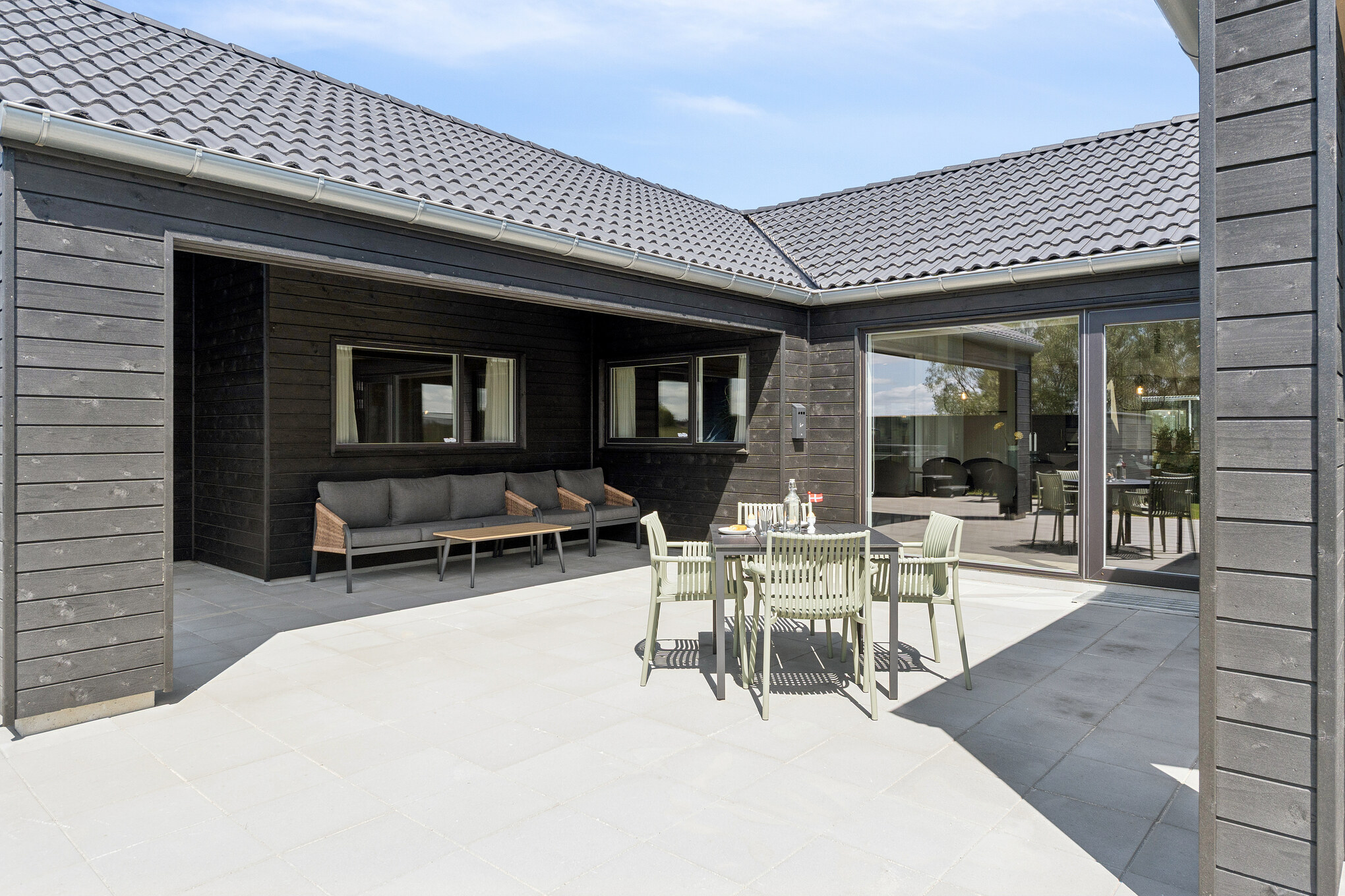 Genießen Sie einen Grillabend auf der Terrasse des Luxusferienhauses Nr. 667 in Fünen und seine Inseln