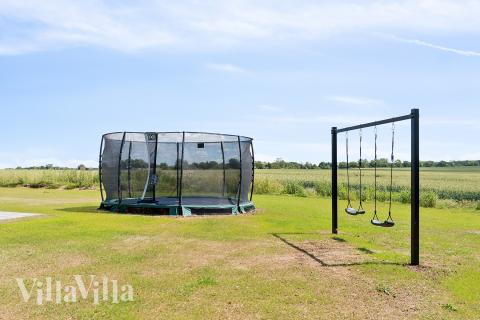 Zu dem attraktiven Ferienhaus Nr. 667 in Fünen und seine Inseln gehört auch ein tolles Angebot im Außenbereich, z. B. Spieleturm und Schaukeln