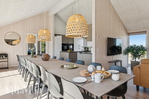 Der große, lichtdurchflutete Aufenthaltsraum im Luxusferienhaus Nr. 671 für 20.