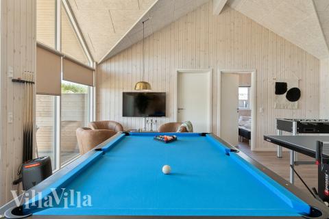 Das Luxusferienhaus 671 für 20 Personen hat einen großen Aktivitätsraum mit u. a. Billard und Darts