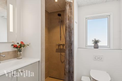 Eines der Badezimmer im Luxusferienhaus Nr. 671