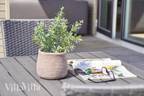 Auf der Terrasse des Ferienhauses Nr. 619 ist Platz für 30 Personen.