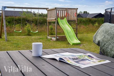 Zu dem attraktiven Ferienhaus Nr. 619 in Nordjütland gehört auch ein tolles Angebot im Außenbereich, z. B. Spieleturm und Schaukeln