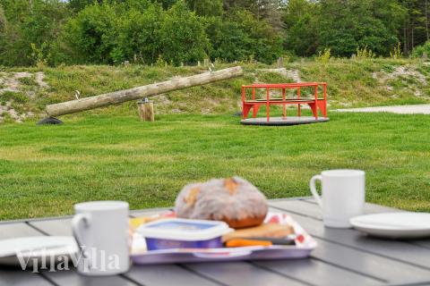 Zu dem attraktiven Ferienhaus Nr. 652 in Nordjütland gehört auch ein tolles Angebot im Außenbereich, z. B. Spieleturm und Schaukeln