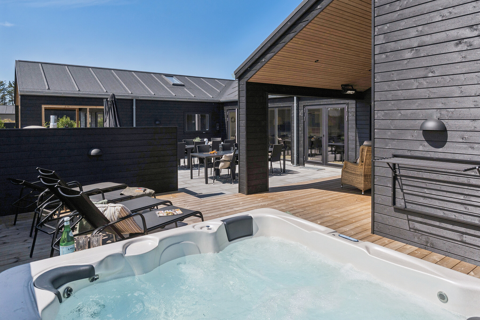 Genießen Sie den warmen Whirlpool im Luxusferienhaus Nr. 656 in Nordjütland