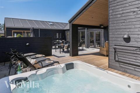 Genießen Sie den warmen Whirlpool im Luxusferienhaus Nr. 656 in Nordjütland