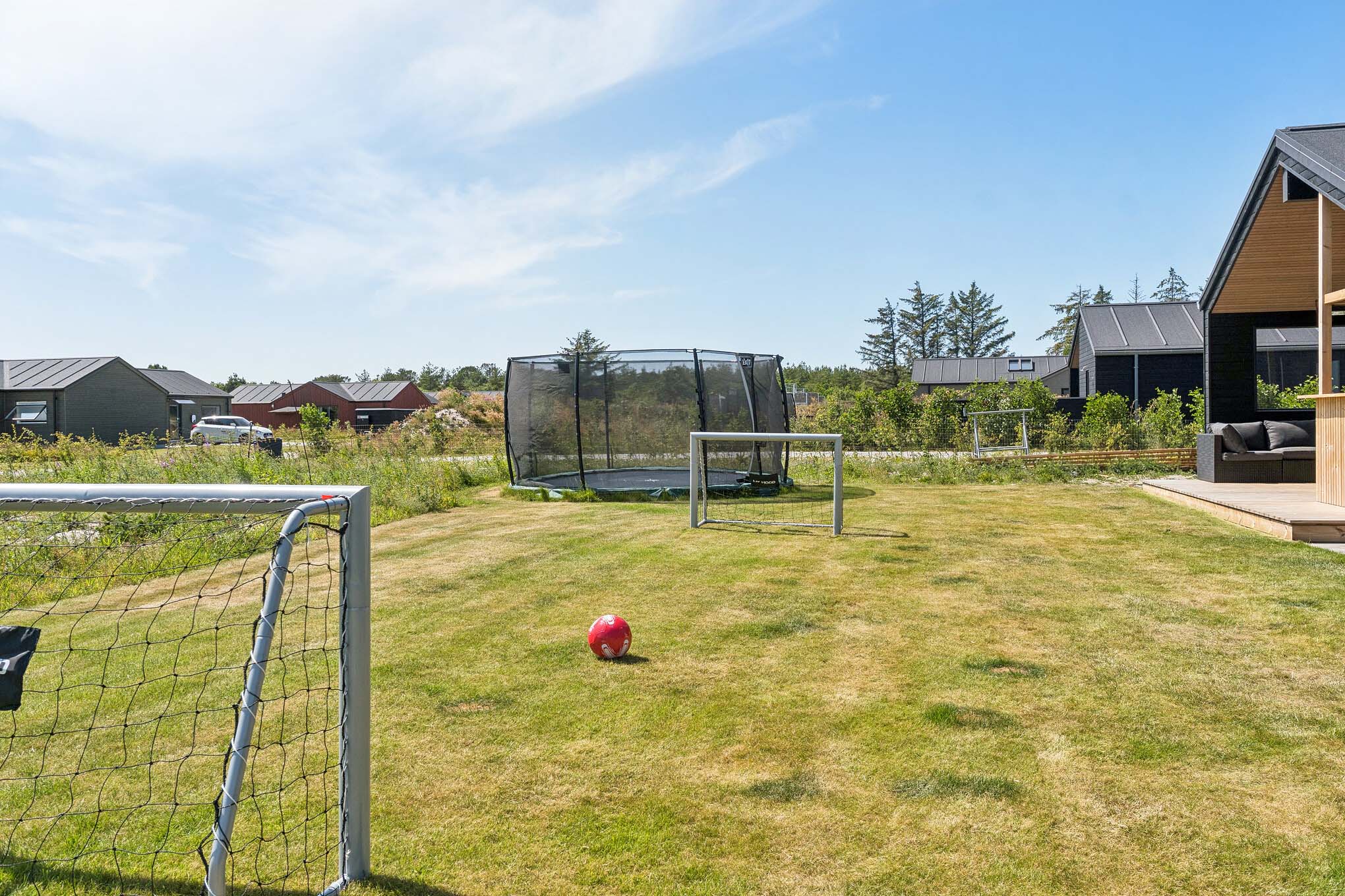 Zu dem attraktiven Ferienhaus Nr. 656 in Nordjütland gehört auch ein tolles Angebot im Außenbereich, z. B. Spieleturm und Schaukeln