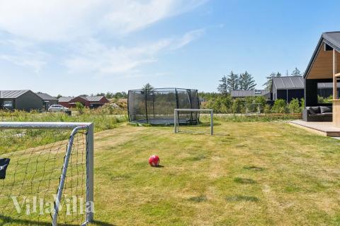 Zu dem attraktiven Ferienhaus Nr. 656 in Nordjütland gehört auch ein tolles Angebot im Außenbereich, z. B. Spieleturm und Schaukeln