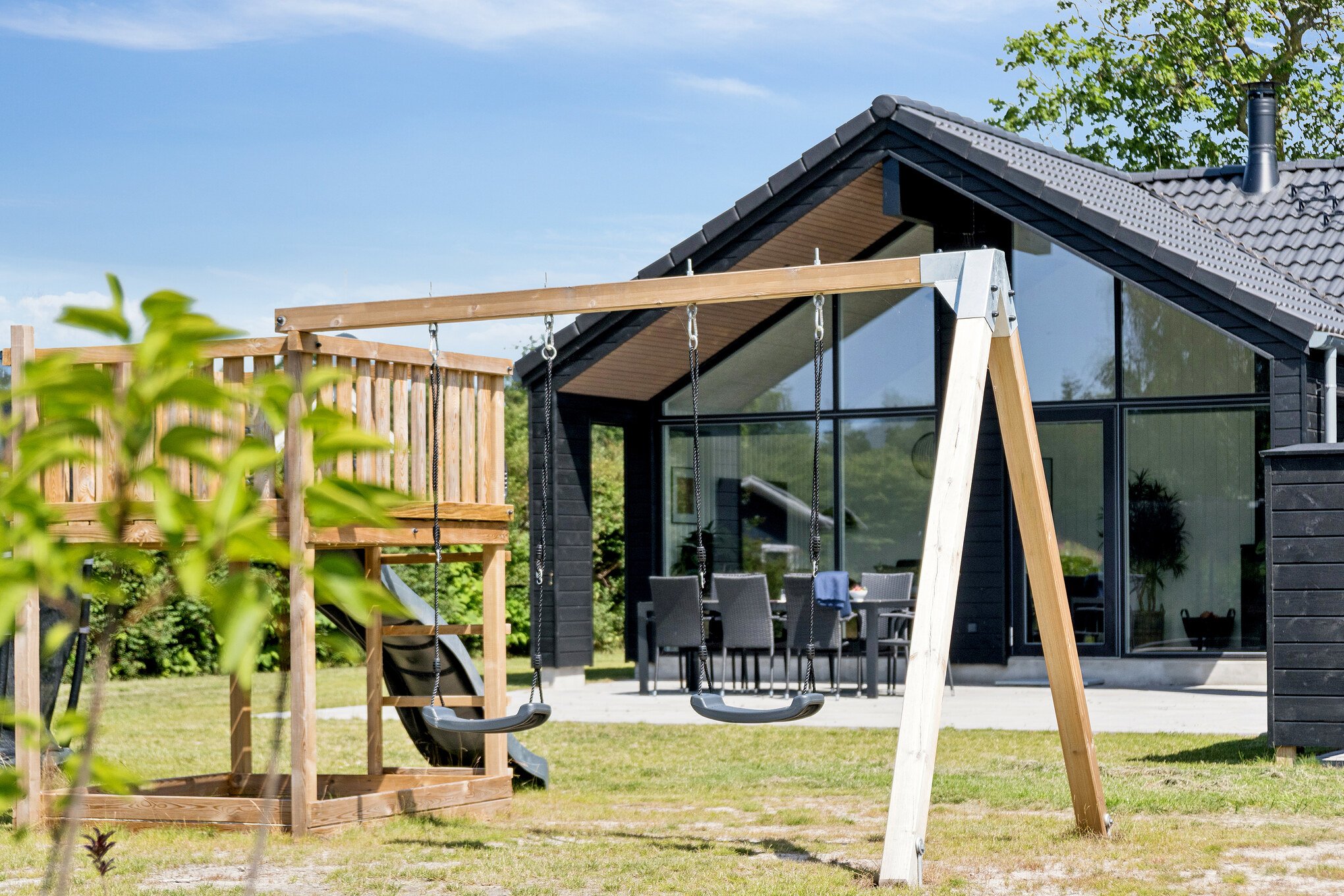 Zu dem attraktiven Ferienhaus Nr. 644 in Lolland/Falster/Mön gehört auch ein tolles Angebot im Außenbereich, z. B. Spieleturm und Schaukeln