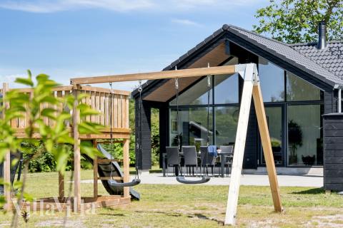 Zu dem attraktiven Ferienhaus Nr. 644 in Lolland/Falster/Mön gehört auch ein tolles Angebot im Außenbereich, z. B. Spieleturm und Schaukeln