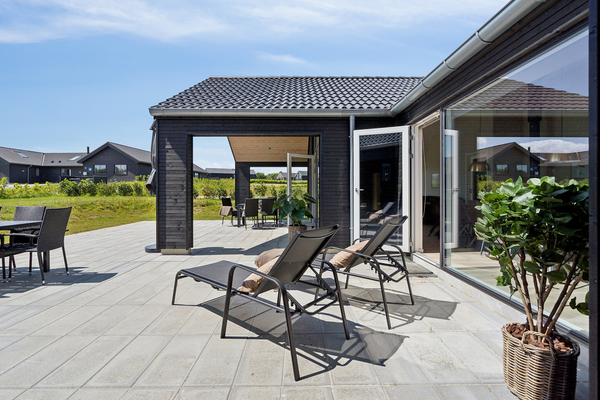 Auf der Terrasse des Ferienhauses Nr. 663 ist Platz für 18 Personen.