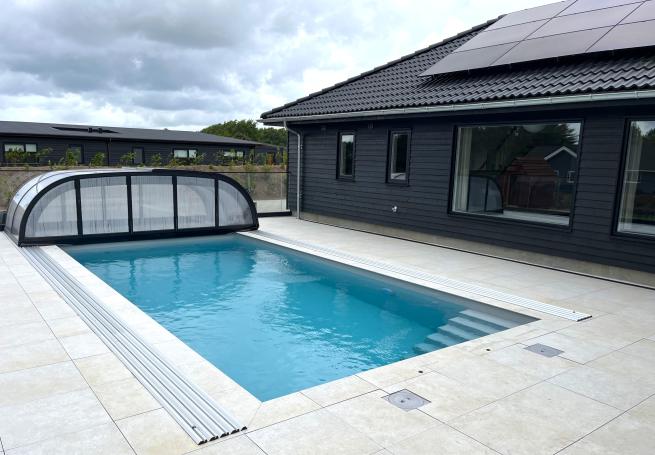 Das Ferienhaus 686 hat einen schicken Poolbereich mit Wasserrutsche, einem geräumigen, eingelassenen Whirlpool und einer Sauna.