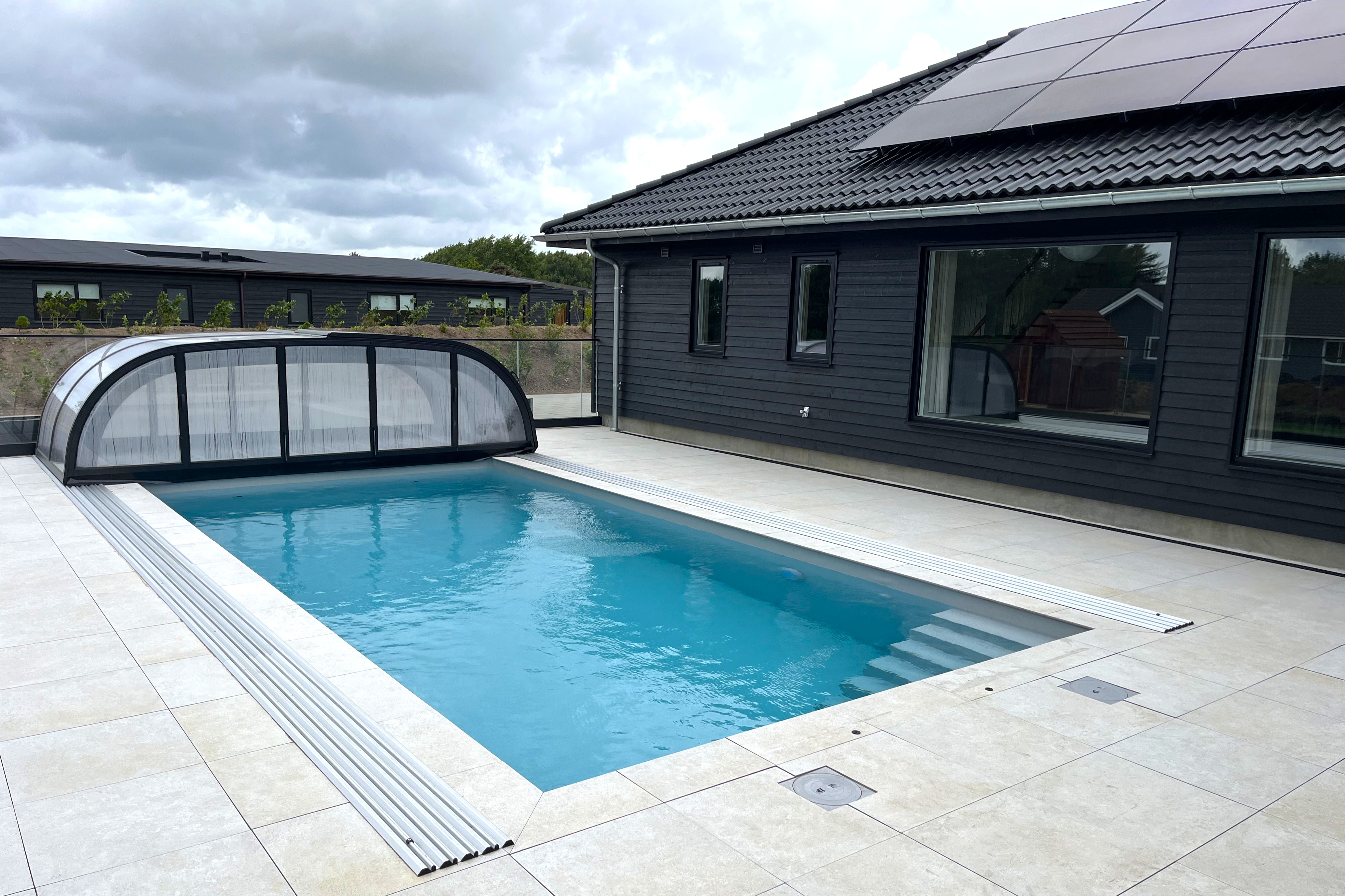 Das Ferienhaus 686 hat einen schicken Poolbereich mit Wasserrutsche, einem geräumigen, eingelassenen Whirlpool und einer Sauna.
