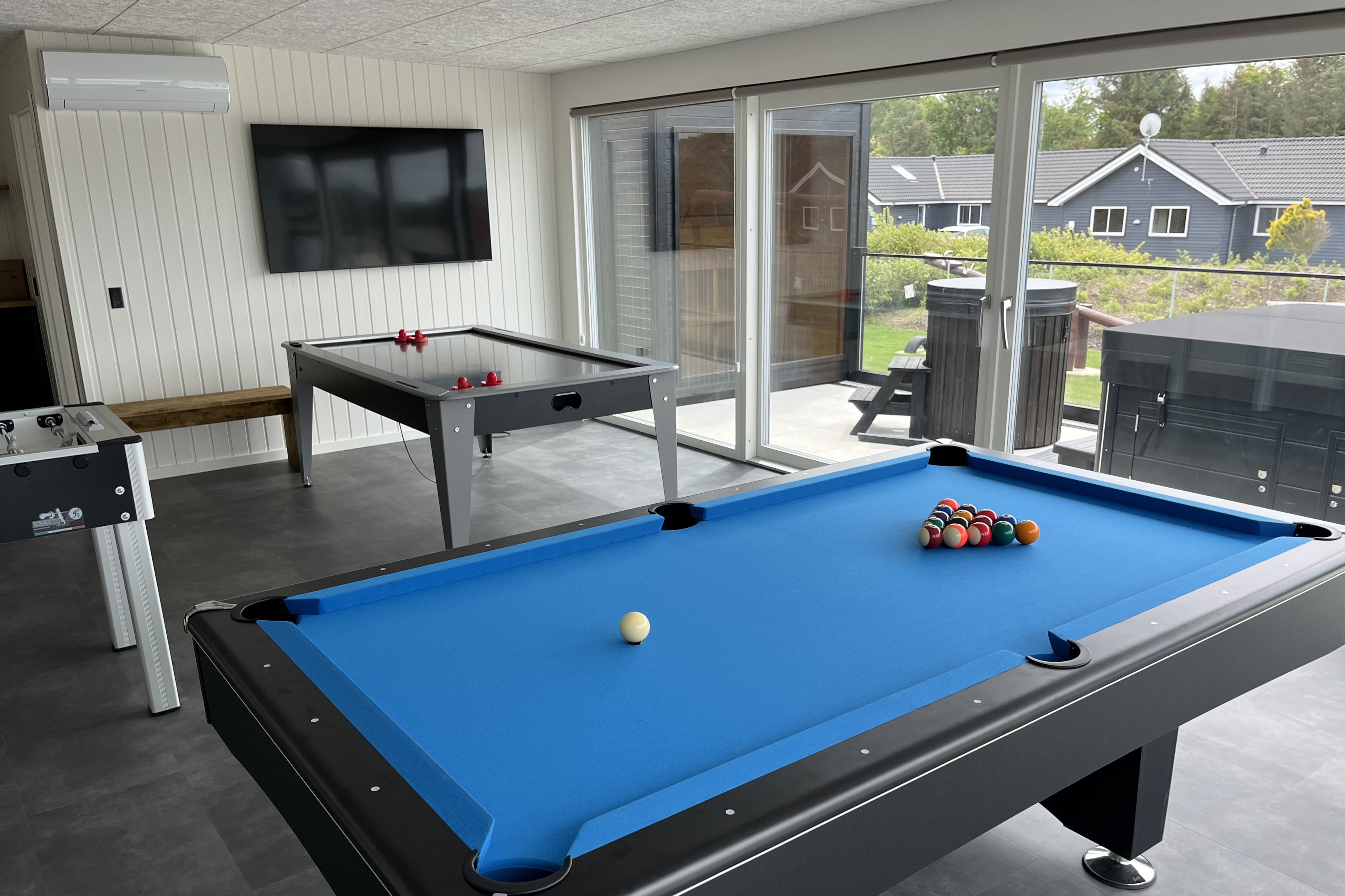 Neben den vielen schönen Stunden, die man im Poolbereich des Hauses verbringen kann, bietet das Luxusferienhaus 686 auch Spielevergnügen bei Billard/Tischtennis und Darts