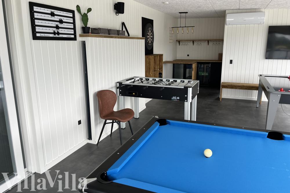 Das Luxusferienhaus 686 für 36 Personen hat einen großen Aktivitätsraum mit u. a. Billard und Darts