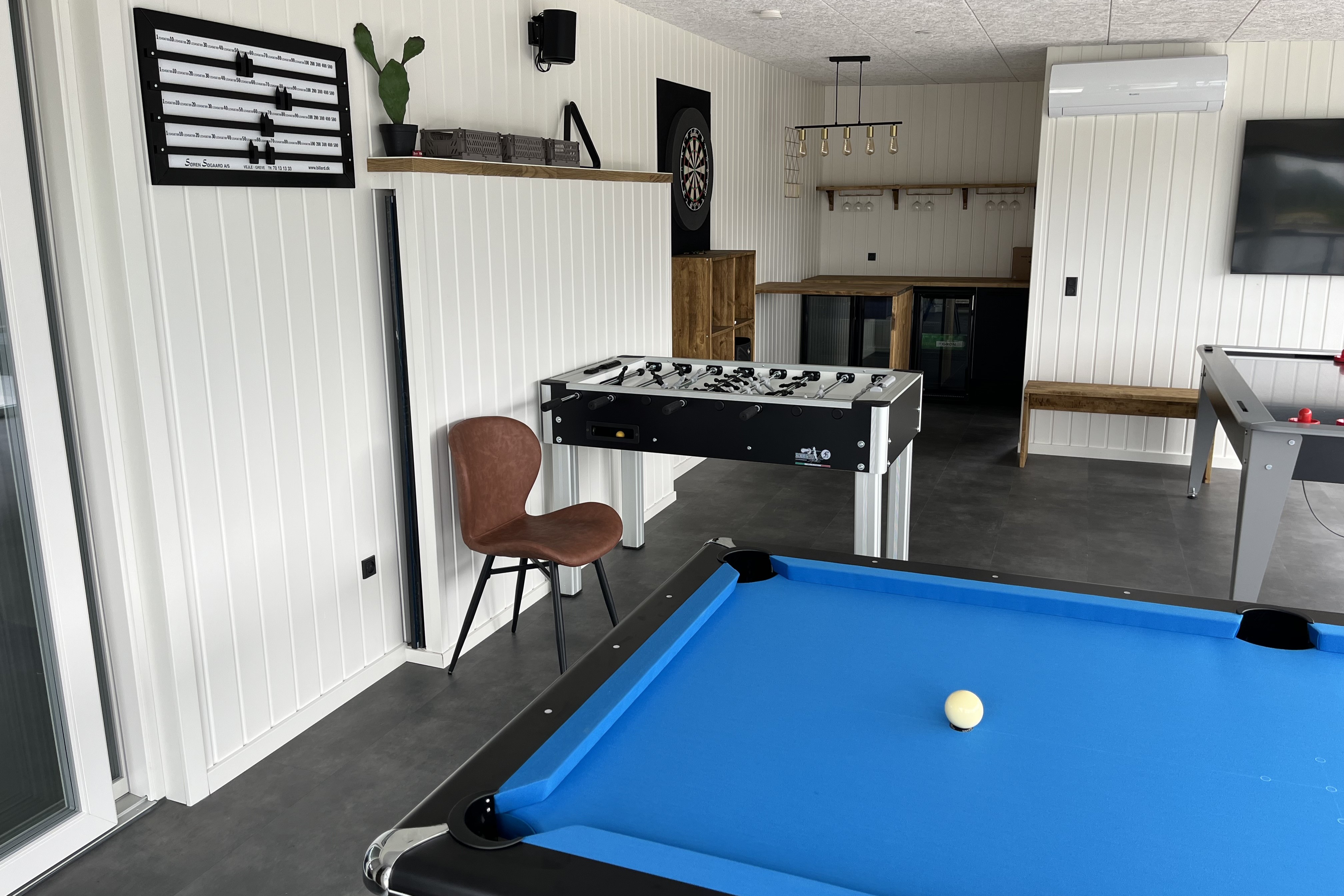 Das Luxusferienhaus 686 für 36 Personen hat einen großen Aktivitätsraum mit u. a. Billard und Darts
