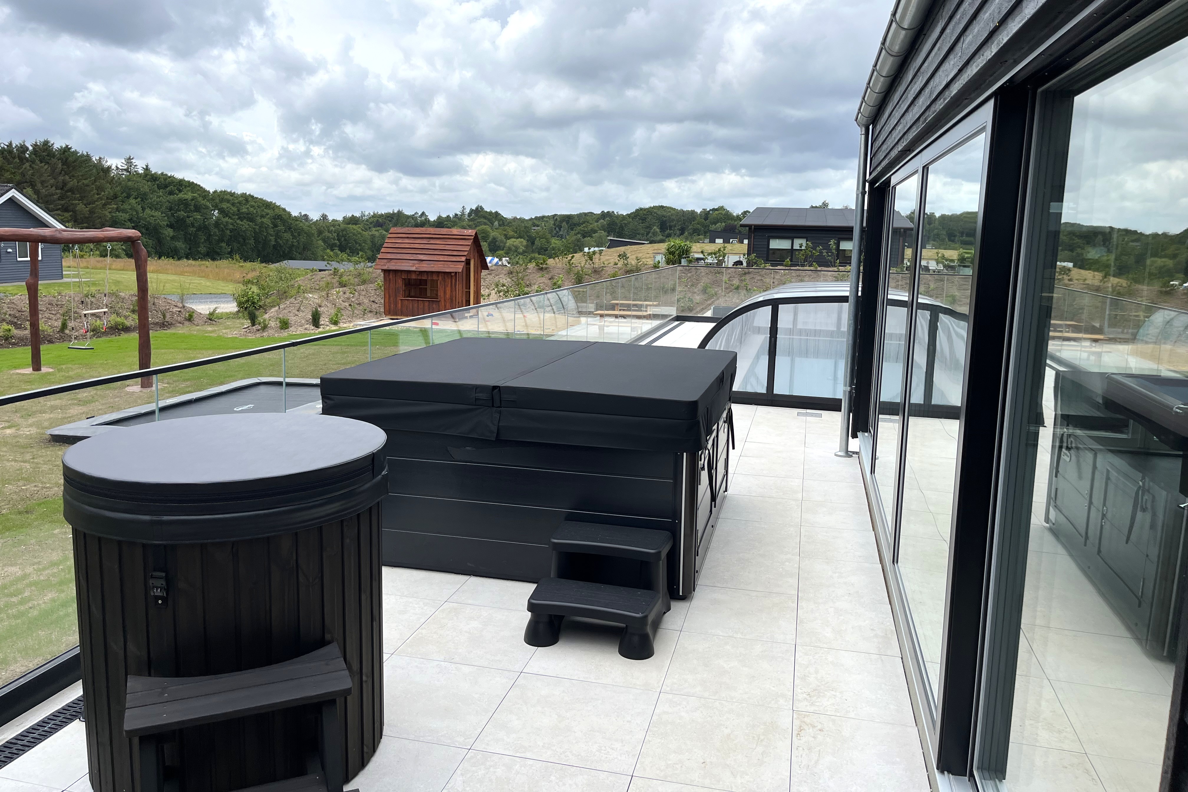 Genießen Sie den warmen Whirlpool im Luxusferienhaus Nr. 686 in Limfjord