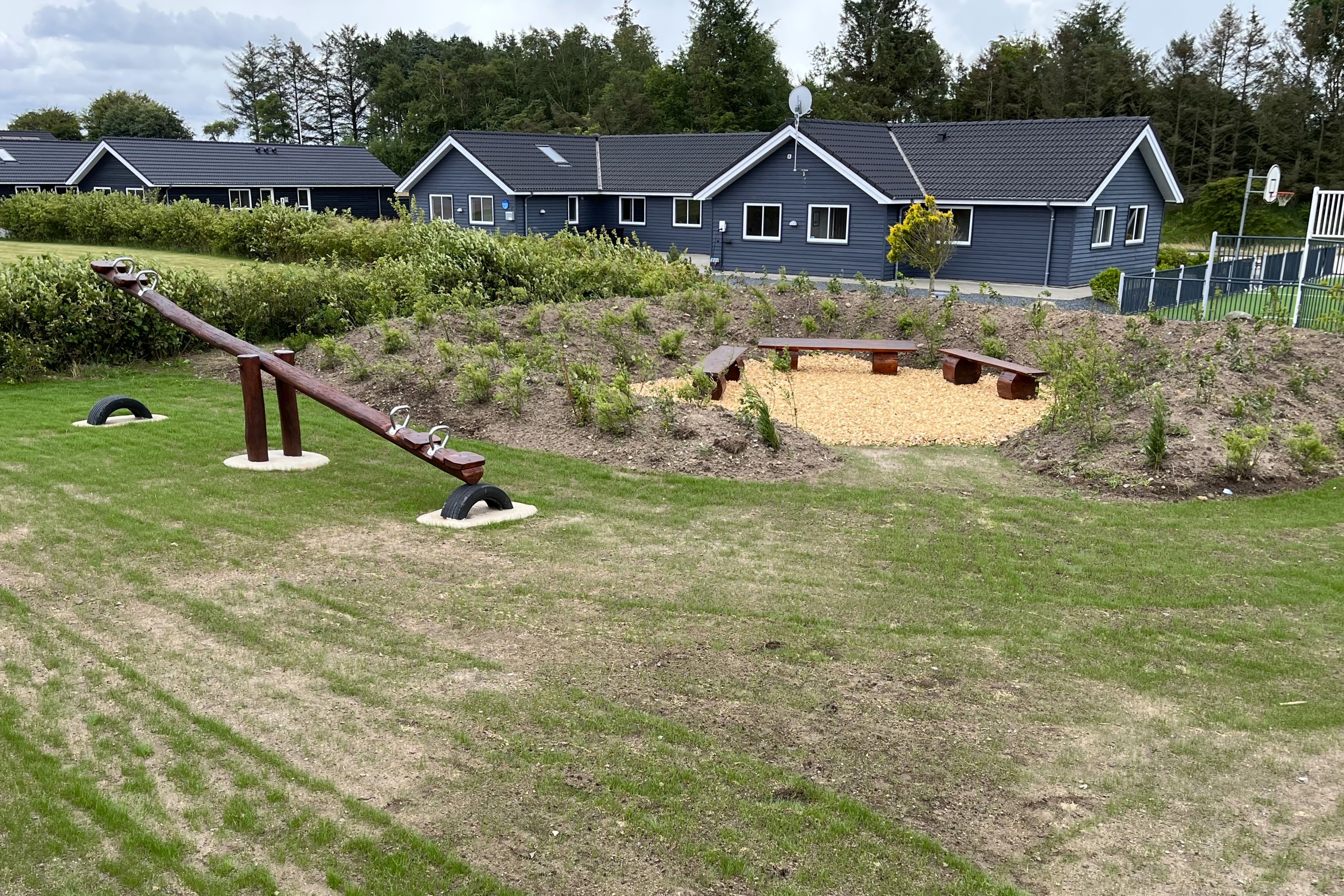 Zu dem attraktiven Ferienhaus Nr. 686 in Limfjord gehört auch ein tolles Angebot im Außenbereich, z. B. Spieleturm und Schaukeln