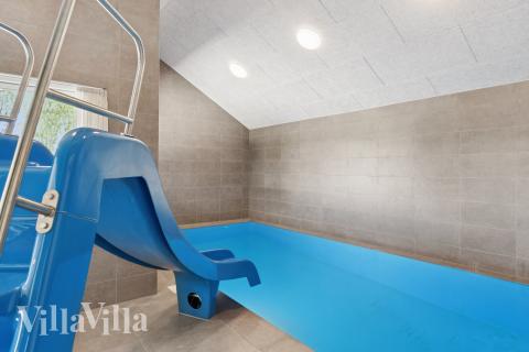 Das Ferienhaus 667 hat einen schicken Poolbereich mit Wasserrutsche, einem geräumigen, eingelassenen Whirlpool und einer Sauna.