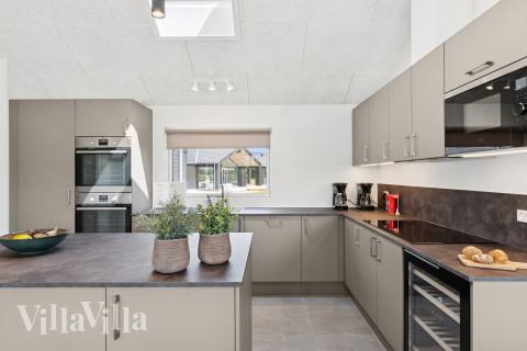 Die Küche in dem Luxusferienhaus Nr. 667 ist so gut ausgestattet, dass man problemlos Mahlzeiten für 18 Personen zubereiten kann.