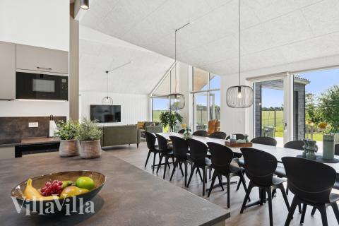 Der große, lichtdurchflutete Aufenthaltsraum im Luxusferienhaus Nr. 667 für 18.