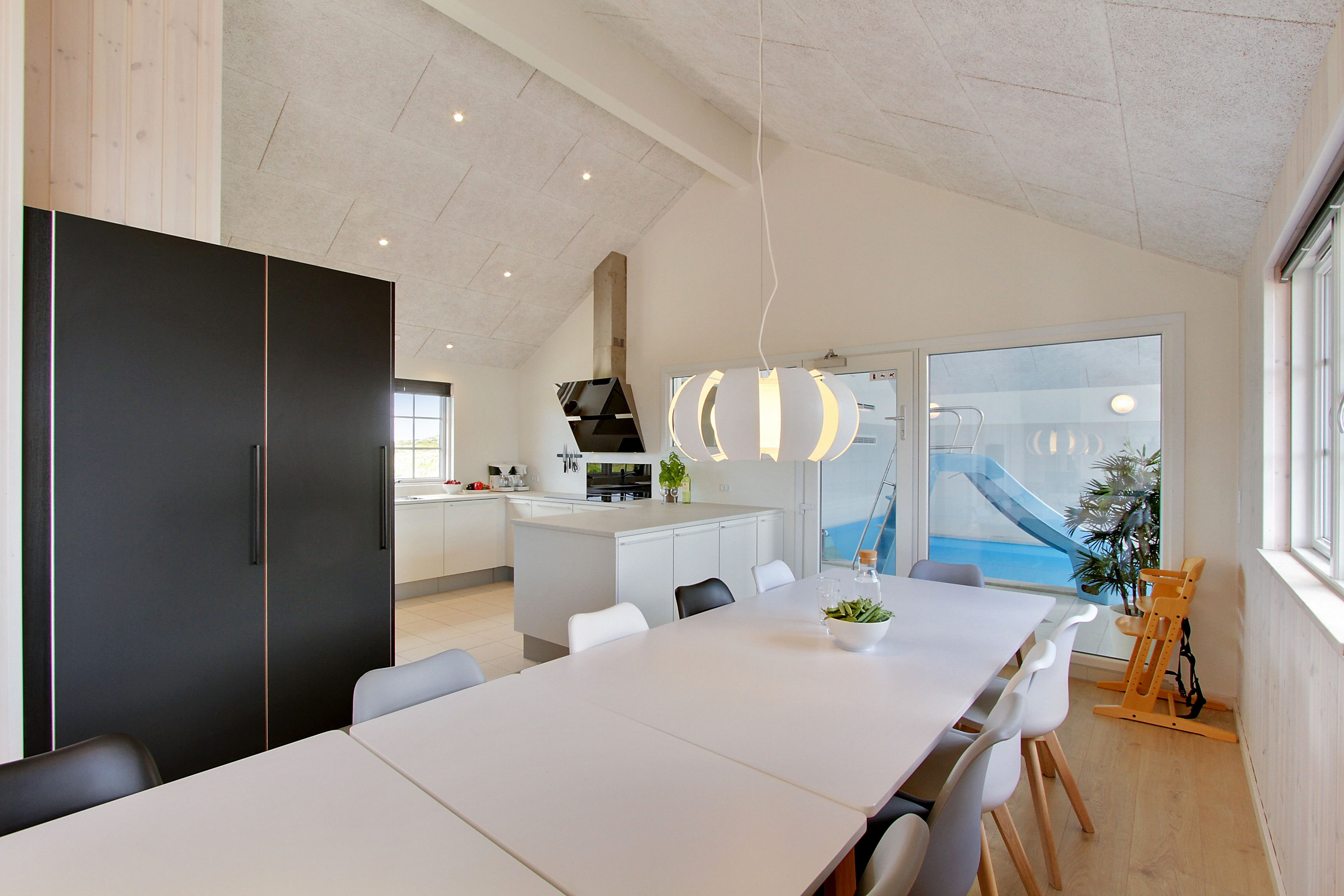 Aufenthaltsraum mit Platz für 18 im Luxusferienhaus Nr. 383.