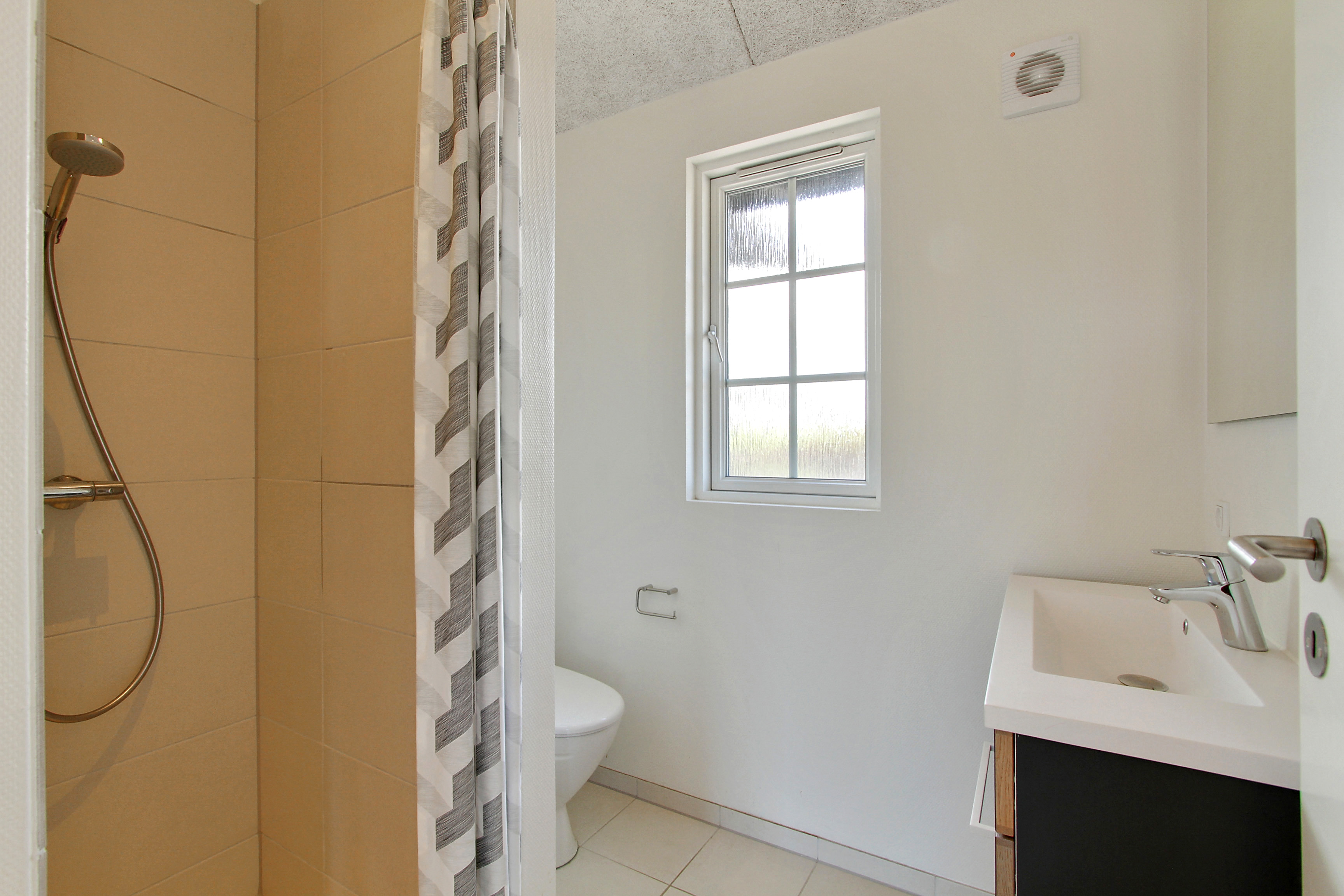 Eines der Badezimmer im Luxusferienhaus Nr. 383