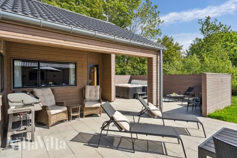 Das Luxusferienhaus Nr. 612 hat eine tolle Terrasse, die mit hochwertigen Gartenmöbeln für 24 Personen ausgestattet ist.