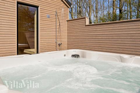 Genießen Sie den warmen Whirlpool im Luxusferienhaus Nr. 612 in Südjütland